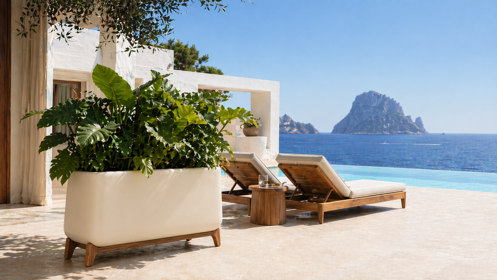 Macetero de gran formato OZARUM en villa mediterránea