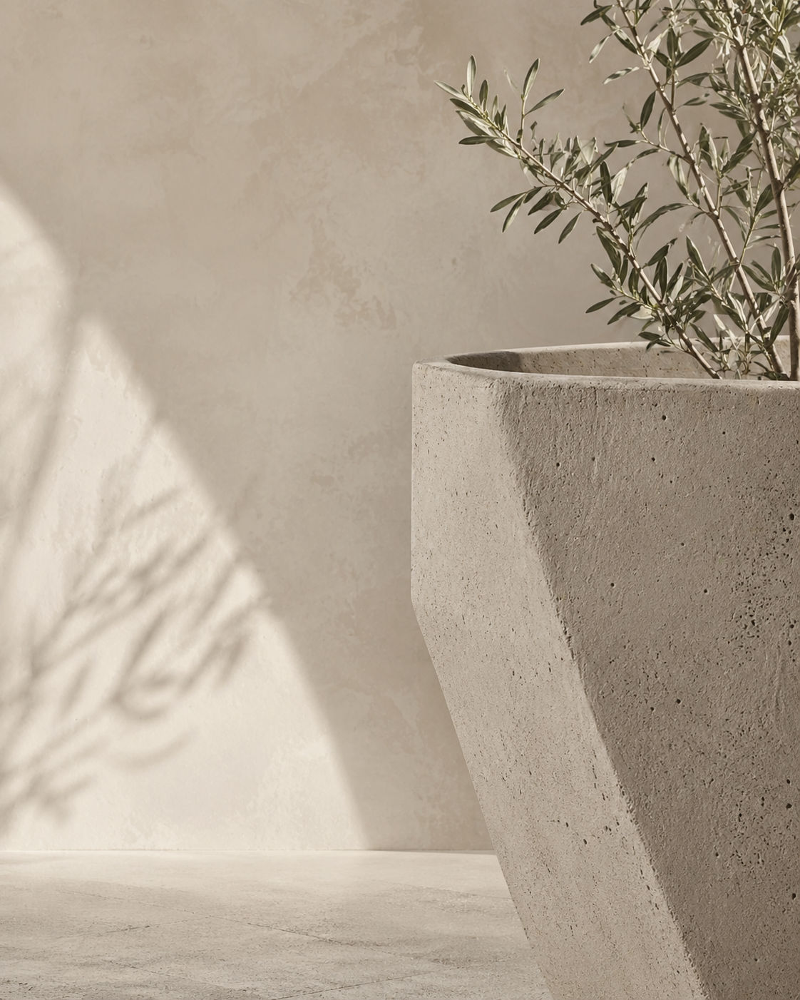Macetero de hormigón arquitectónico de gran formato para interiorismo contemporáneo