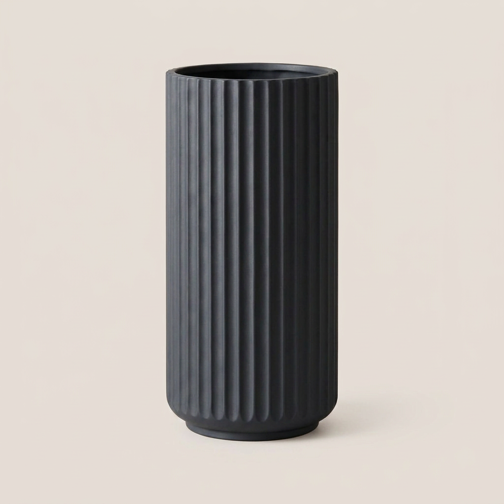 Stria — jardinera cilíndrica estriada de hormigón arquitectónico